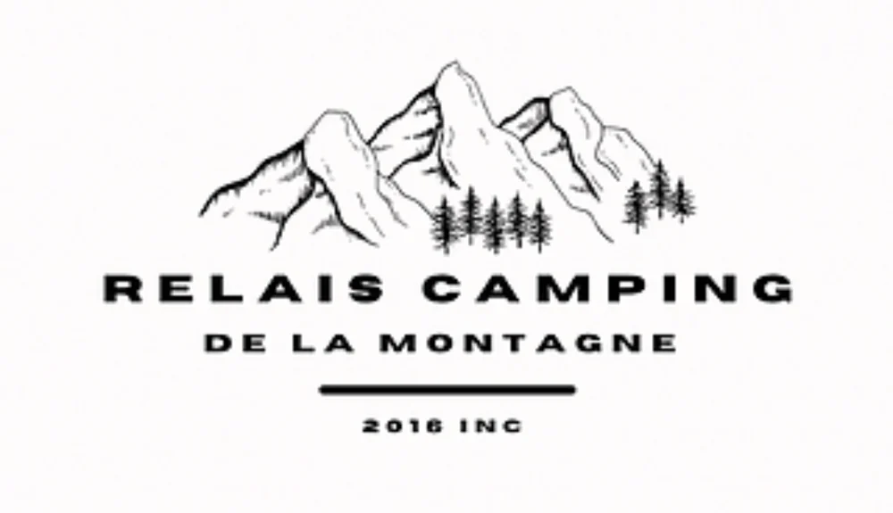 Logo du Relais Camping de la Montagne, avec des montagnes et des sapins